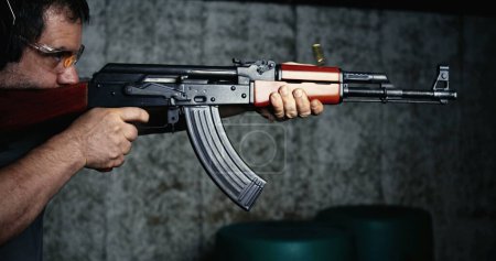 Téléchargez les photos : AK-47 Fusil tirant en détail 800fps Ralenti, à grande vitesse Gros plan de l'action Kalachnikov classique - en image libre de droit