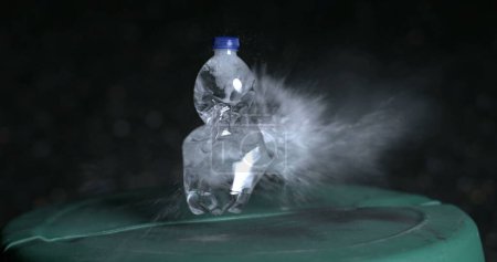 Foto de Explosión de una botella de agua de plástico en cámara súper lenta de 800 fps, capturada a alta velocidad. Objeto de disparo con bala - Imagen libre de derechos