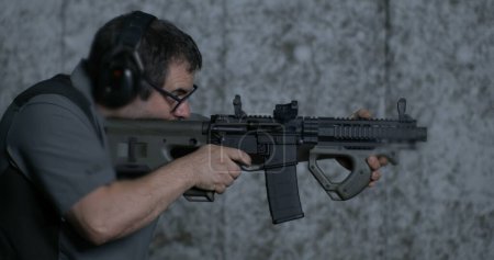 Foto de Disparando un rifle CQR en cámara súper lenta 800 fps a distancia de tiro. Tirador apuntando y dispara pistola - Imagen libre de derechos