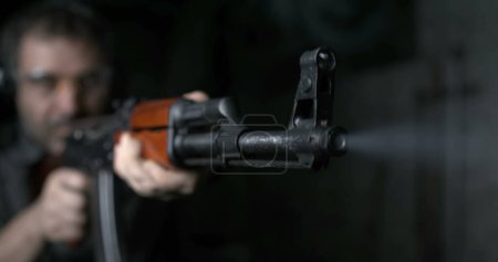 Foto de Primer plano del fusil AK-47 disparando a alta velocidad 800 fps. Disparando el arma Kalashnikov en cámara lenta - Imagen libre de derechos