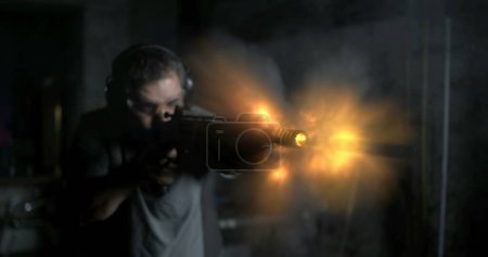 Foto de Hombre disparando poderosa escopeta, alta velocidad 800fps Slow-Motion Capture rampa de velocidad, disparo de pistola impactante con humo en todas partes - Imagen libre de derechos