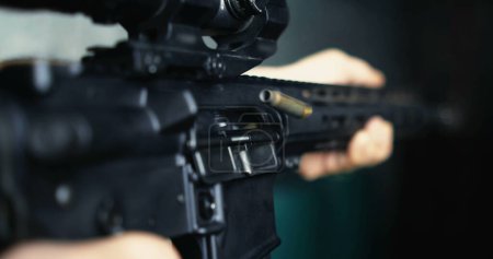 Foto de Liberación de bala de alta velocidad del rifle de asalto, 800fps Super Slow-Motion Detailed Close-Up - Imagen libre de derechos