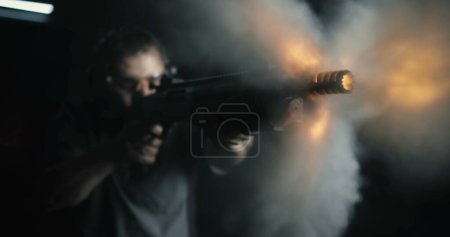 Téléchargez les photos : Vue de face de l'homme tir fusil, 800ips Super ralenti, tir puissant à grande vitesse - en image libre de droit