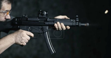 Téléchargez les photos : Tir à grande vitesse avec fusil d'assaut HK SP5K, perspective latérale de la personne visée et tir - en image libre de droit