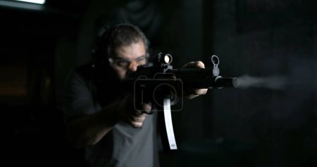 Foto de Vista frontal del hombre disparando escopeta, 800fps Super Slow-Motion, de alta velocidad potente arma de tiro - Imagen libre de derechos