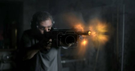 Téléchargez les photos : Homme tirant puissant fusil de chasse, haute vitesse 800fps Slow-Motion Capture speed-ramp, pistolet percutant tir avec de la fumée partout - en image libre de droit