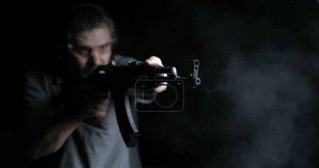 Foto de Disparos en cámara lenta de alta velocidad de 800fps con Kalashnikov AK-47, apuntamiento detallado y acción de disparo - Imagen libre de derechos