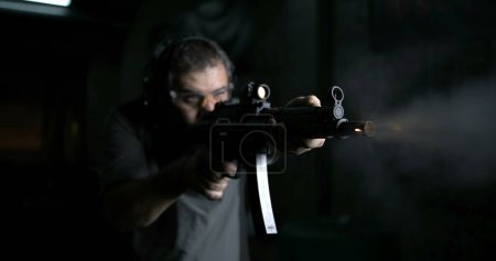 Téléchargez les photos : Vue de face de l'homme tir fusil, 800ips Super ralenti, tir puissant à grande vitesse - en image libre de droit