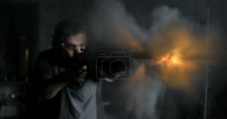 Foto de Hombre disparando poderosa escopeta, alta velocidad 800fps Slow-Motion Capture rampa de velocidad, disparo de pistola impactante con humo en todas partes - Imagen libre de derechos