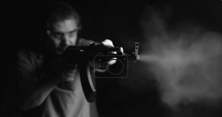 Foto de Disparando rifle AK-47, 800fps de alta velocidad de cámara lenta Kalashnikov Disparos en dramático monocromático, blanco y negro - Imagen libre de derechos