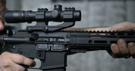 Foto de Detalle Primer plano del gatillo de empuje de dedo en el rifle de asalto, disparos de múltipel en Super Slow-Motion 800 fps - Imagen libre de derechos