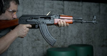 Téléchargez les photos : Tir AK-47 Fusil, 800ips Tir Kalachnikov haute vitesse à mouvement lent, gros plan sur l'arme classique - en image libre de droit