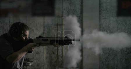 Foto de Disparos de persona Escopeta potente, retroceso en cámara ultra lenta y fuego a 800fps - Imagen libre de derechos