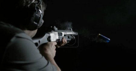 Foto de Hombre disparando escopeta capturado en 800fps Super Slow-Motion, Disparos de alta velocidad desde atrás - Imagen libre de derechos
