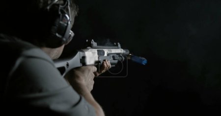 Foto de Hombre disparando escopeta capturado en 800fps Super Slow-Motion, Disparos de alta velocidad desde atrás - Imagen libre de derechos