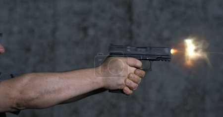 Foto de Disparo de disparo único de pistola Stoeger STR-9 de 9 mm en el rango de disparo, detallado en 800 fps de cámara lenta - Imagen libre de derechos