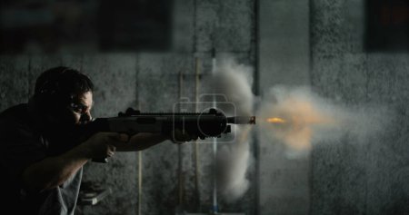 Foto de Perfil Hombre disparando escopeta capturada en 800fps Super Slow-Motion, disparo de alta velocidad con rampa de velocidad - Imagen libre de derechos