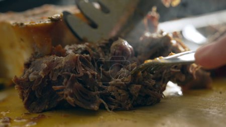 Téléchargez les photos : Macro préparation de nourriture, Fourchette à part la viande dans le plan rapproché Scène culinaire. Broyage osso buco - en image libre de droit