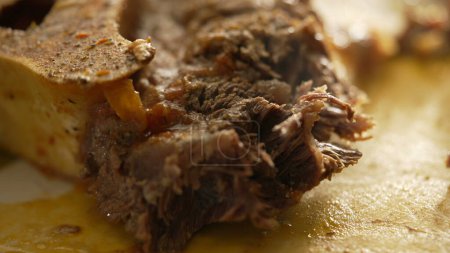 Foto de Macro arte culinario - Close-Up tenedor trituración de carne en la preparación de la comida - Imagen libre de derechos