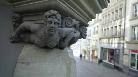 Foto de Tradicional adorno antiguo en el pilar, estatua parte del ornamento de arquitectura en la ciudad medieval europea - Imagen libre de derechos