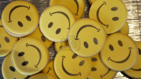 Téléchargez les photos : Beaucoup de visages jaunes souriants sur les biscuits, heureux dessert sucré émotion - en image libre de droit