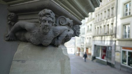 Téléchargez les photos : Ancienne parure traditionnelle sur pilier, statue faisant partie de l'ornement architectural dans la ville médiévale européenne - en image libre de droit