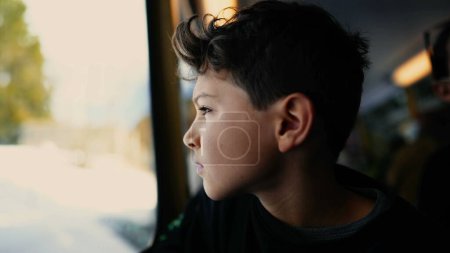 Téléchargez les photos : Drifting Daydreams scène de pré-adolescent garçon regardant depuis la fenêtre du train - en image libre de droit