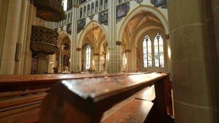 Foto de Catedral Católica Tradicional en Europa, hermosa arquitectura antigua con arcos y asientos de madera para el culto y la espiritualidad - Imagen libre de derechos