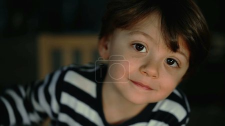 Foto de Beaming Caucasian Boy - Sonrisa radiante capturado de cerca, niño guapo mirando a la cámara - Imagen libre de derechos
