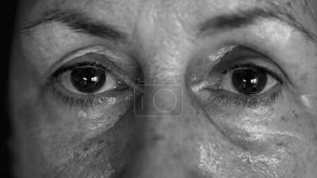 Foto de Visión de ancianos íntimos monocromáticos - Vista macro de la cara y los ojos de las mujeres mayores - Imagen libre de derechos