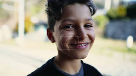 Foto de Guapo joven mirando a la cámara sonriente, primer plano caucásico pre-adolescente niño sintiéndose feliz - Imagen libre de derechos