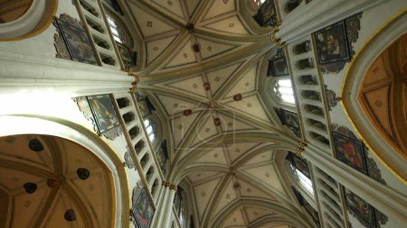 Téléchargez les photos : Plafond catholique traditionnel dans la cathédrale Saint-Nicolas de Fribourg Suisse. Oeuvre d'art de beauté antique - en image libre de droit