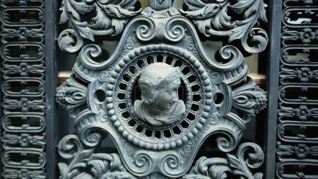 Téléchargez les photos : Elégance européenne - Décoration traditionnelle à côté de la façade de porte Fermer - en image libre de droit