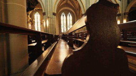 Téléchargez les photos : Ancienne cathédrale intérieure avec des bancs en bois - en image libre de droit