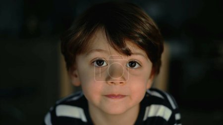 Téléchargez les photos : Rayonnant caucasien garçon radiant sourire capturé jusqu'à près, beau enfant regardant caméra - en image libre de droit
