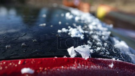 Téléchargez les photos : Froid matinal sur le véhicule après avoir gratté la glace du pare-brise - en image libre de droit