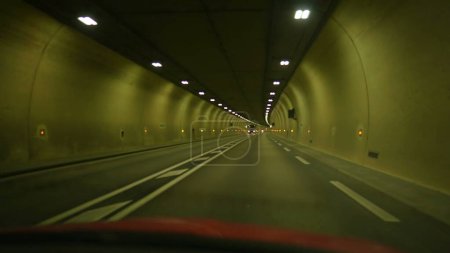Foto de Coche de pasajeros POV dentro del túnel en velocidad agitada. Viaje en vehículo conmutar perspectiva - Imagen libre de derechos