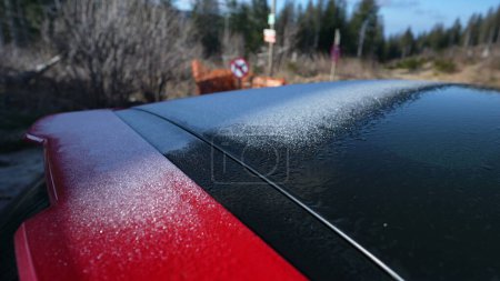 Téléchargez les photos : Matin Neige givrée sur la surface de la voiture pendant la saison froide hivernale - en image libre de droit