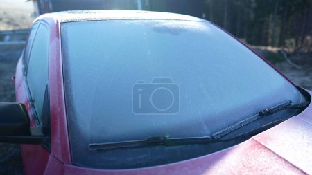 Téléchargez les photos : Frosty Snow Covering Verre pare-brise de voiture en hiver matin - en image libre de droit