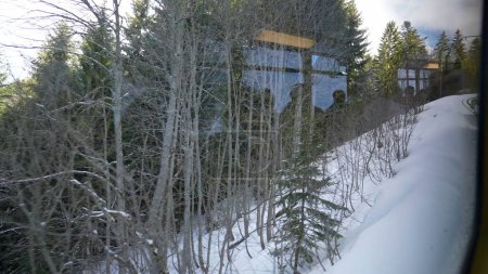 Foto de Montaña cubierta de nieve Paisaje del viaje del tren Visibilidad de los pasajeros de los bosques de invierno - Imagen libre de derechos