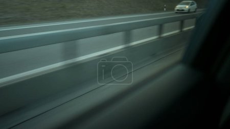 Foto de Pasajero del asiento trasero POV en carretera carretera en velocidad de movimiento - Imagen libre de derechos
