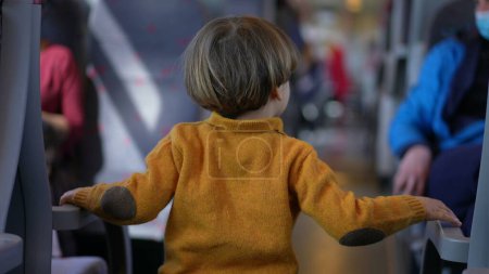Téléchargez les photos : Enfant pointant du doigt dans le transport en train, petit garçon éducation de l'enfance concept de ne pas pointer - en image libre de droit