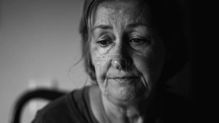 Femme âgée aux prises avec la dépression, le visage rapproché de dame âgée dramatique dans le désespoir tranquille, préoccupé par l'émotion anxieuse