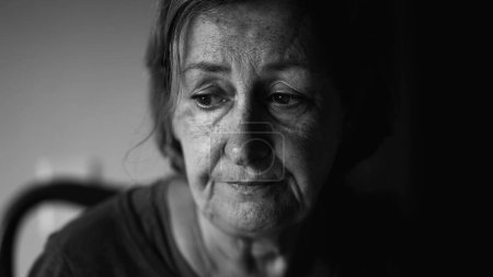 Téléchargez les photos : Femme âgée aux prises avec la dépression, le visage rapproché de dame âgée dramatique dans le désespoir tranquille, préoccupé par l'émotion anxieuse - en image libre de droit