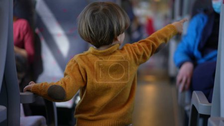 Téléchargez les photos : Enfant pointant du doigt dans le transport en train, petit garçon éducation de l'enfance concept de ne pas pointer - en image libre de droit