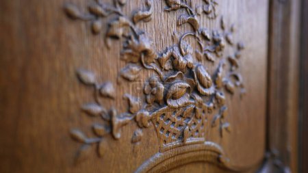 Foto de Artesanía floral intrincada, Ornamentación antigua puerta de madera. Artesanía tradicional de la puerta, adorno detallado de la flor en madera envejecida - Imagen libre de derechos