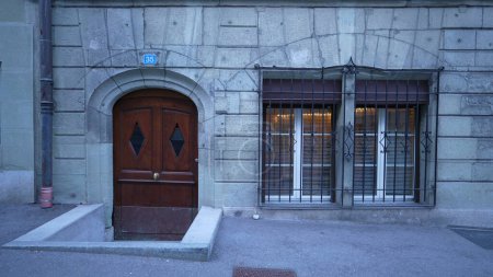 Téléchargez les photos : Fribourg, Suisse Vers mars 2022 - Vue de face traditionnelle de l'architecture, de la porte et de la fenêtre suisses - en image libre de droit