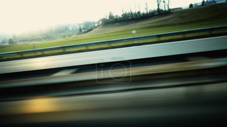 Foto de Autopista con resplandor solar / esencia de un viaje por carretera, unidad en movimiento con sol brillante / Embárcate en un viaje - Imagen libre de derechos