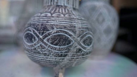 Foto de Detalle de primer plano de jarrón de cerámica tradicional en exhibición - Imagen libre de derechos