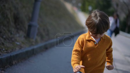 Foto de Vista frontal del niño alegre corriendo hacia delante hacia la cámara - Imagen libre de derechos